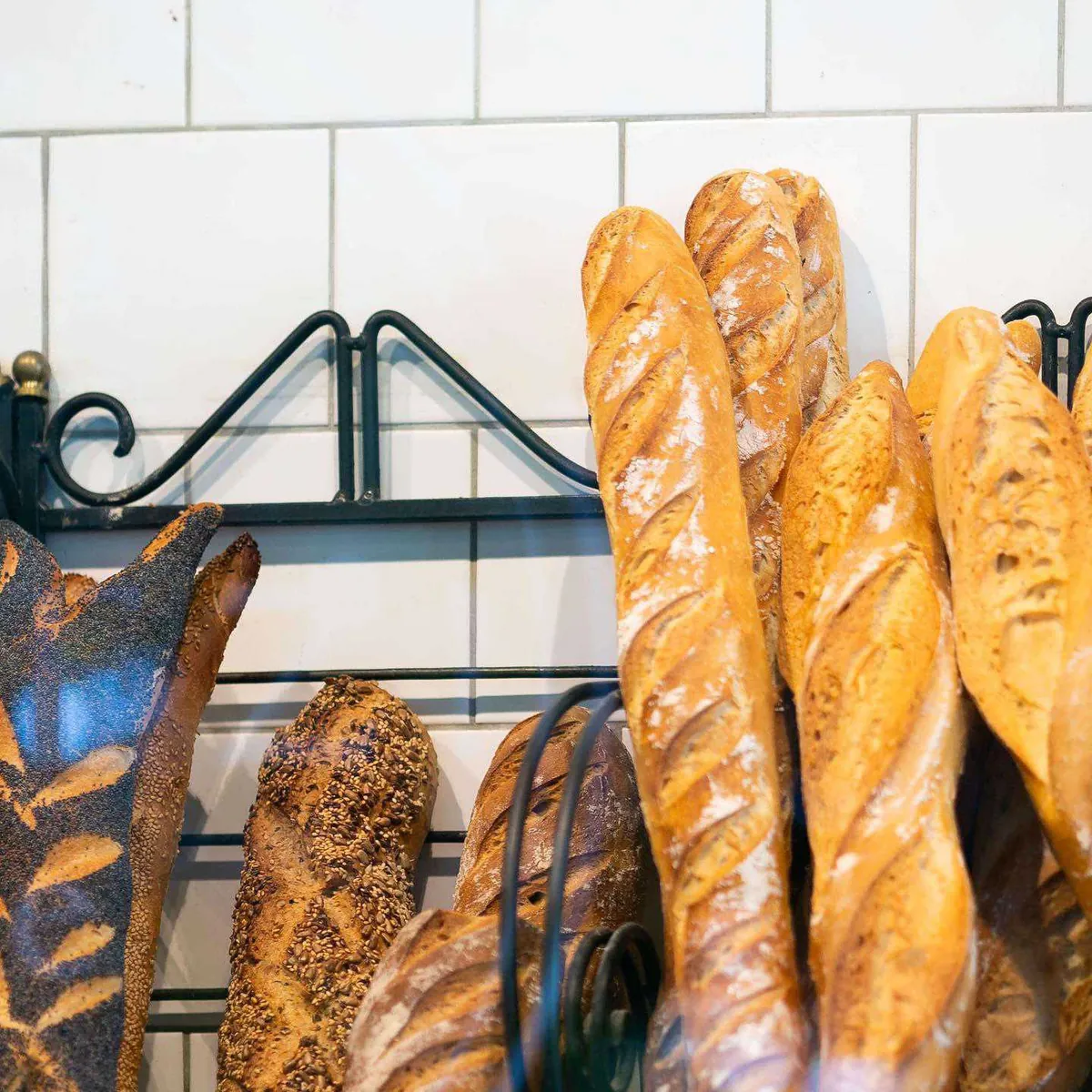 Baguettes am Wandgestell
