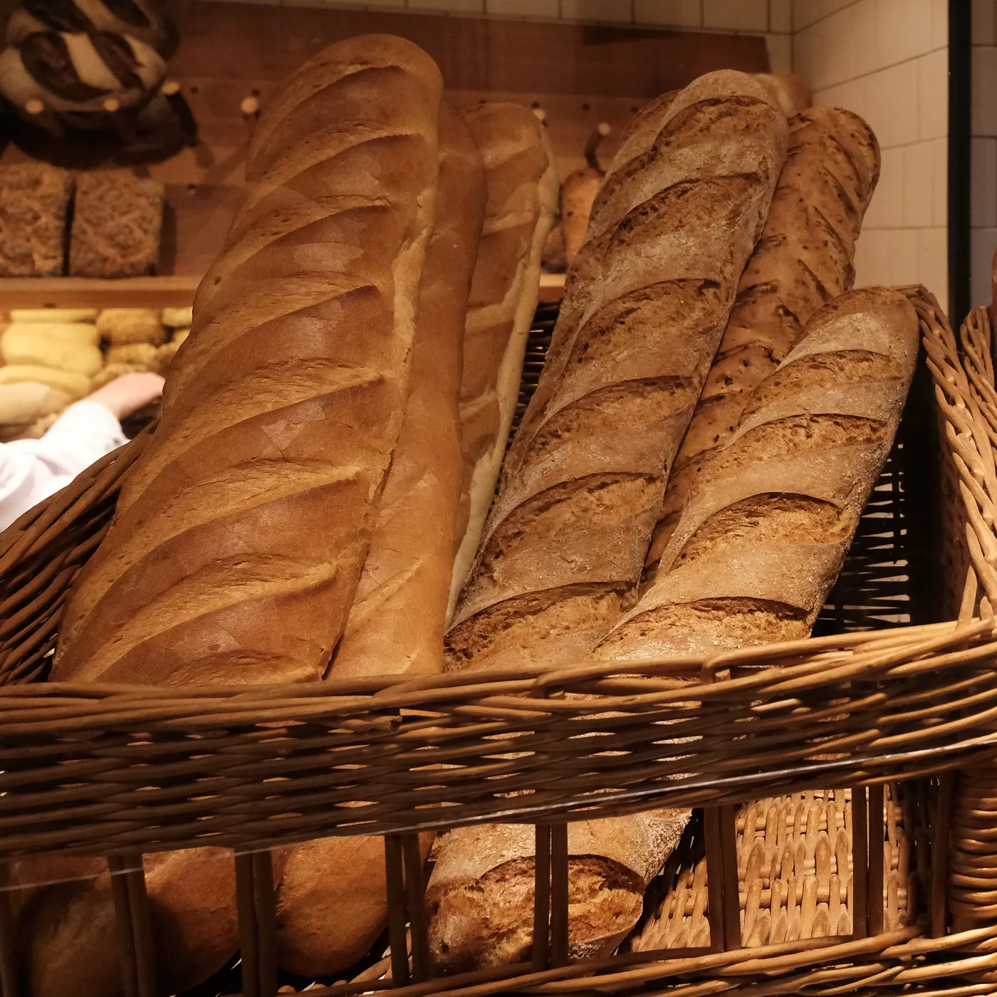Baguettes in einem Weidenkorb