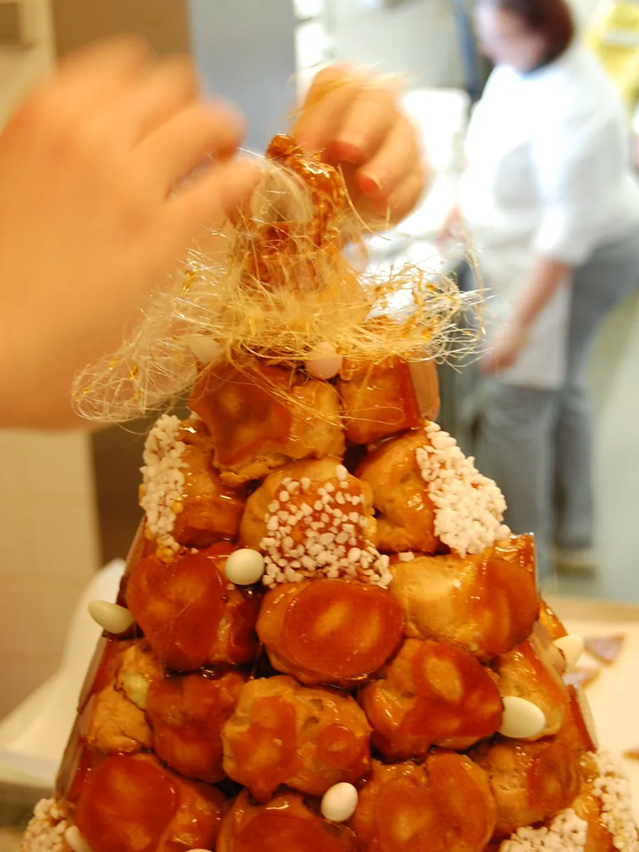 Croquembouche: aufgetürmte, gefüllte Chouquettes mit Karamellfäden