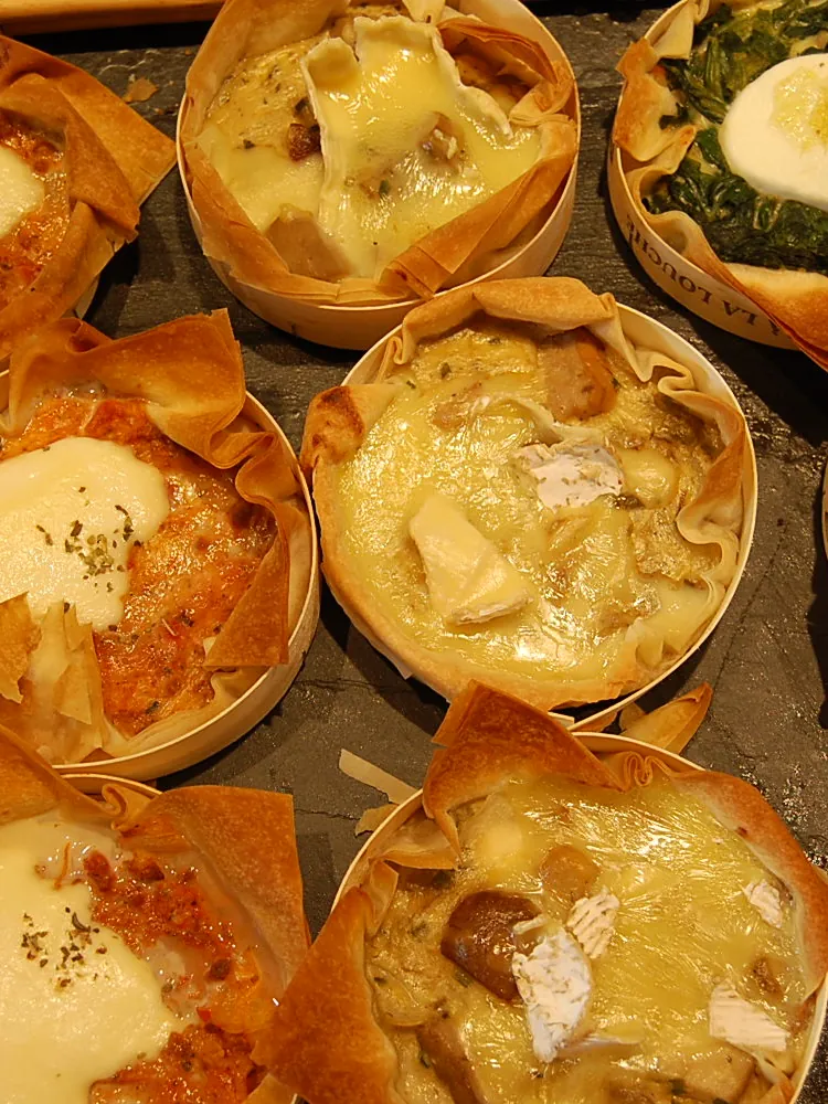 Herzhafte Törtchen in Papier mit Ei, Spinat und Käse