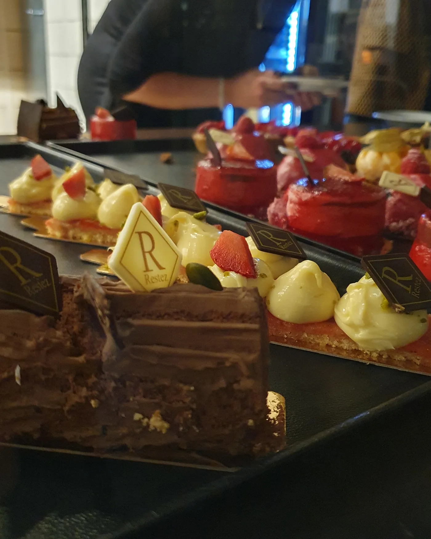 Platten mit Pâtisserie, angerichtet für einen Abend bei à table
