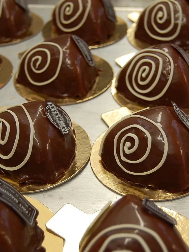 Schokoladentörtchen mit Spirale aus weißer Schokolade