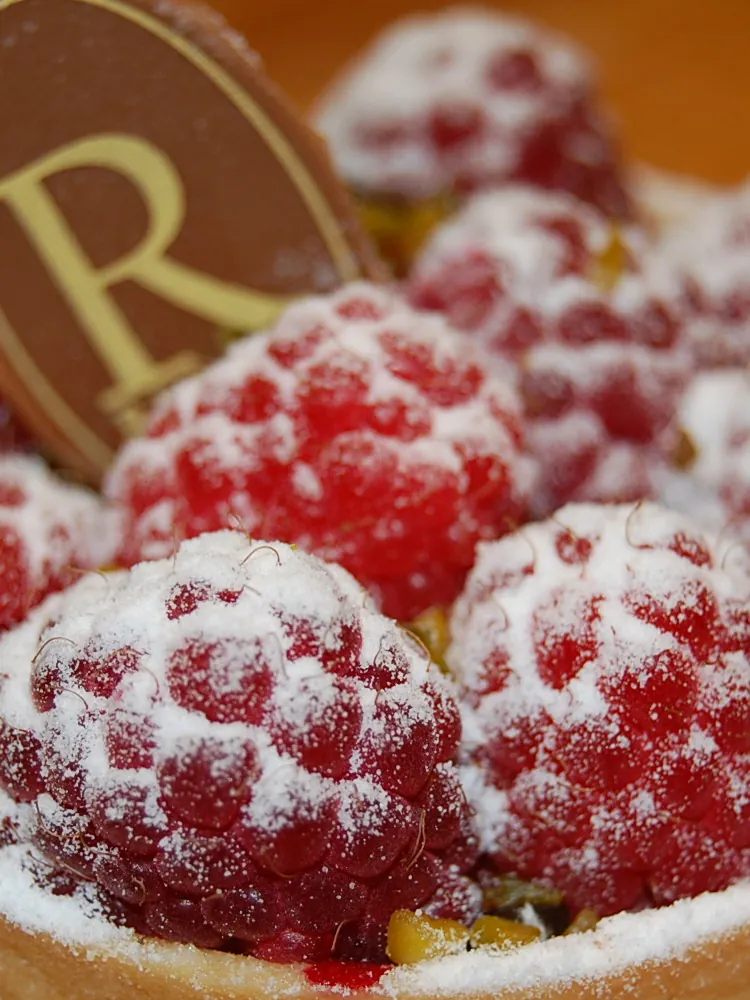 Tartelette mit Himbeeren auf Pistaziencreme