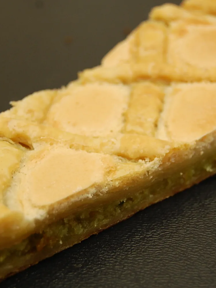 Blätterteig mit Pistazienfüllung und Meringue