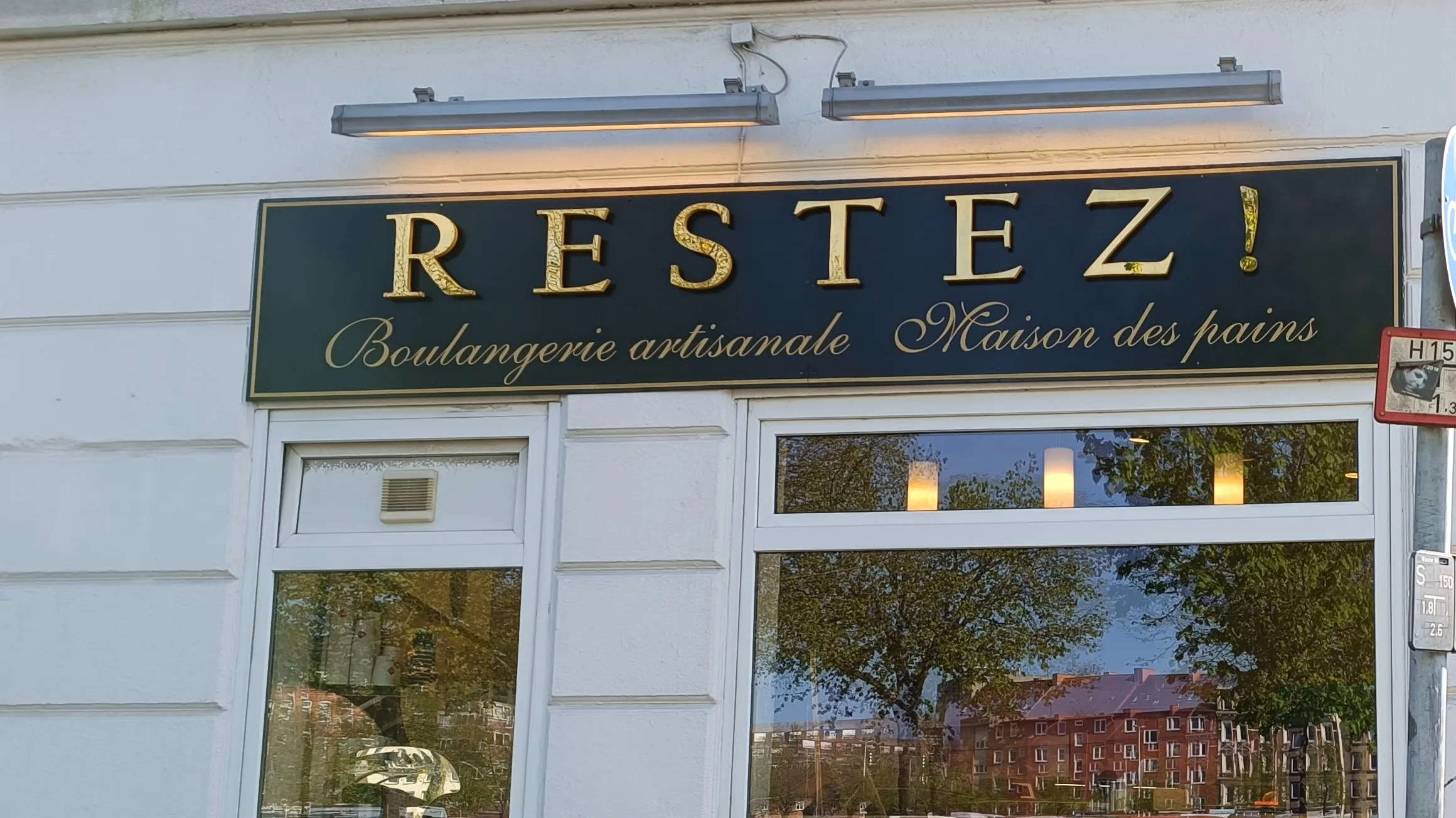 Ladenschild „Restez! Boulangerie artisanale · Maison des pains“ in der Sternstraße