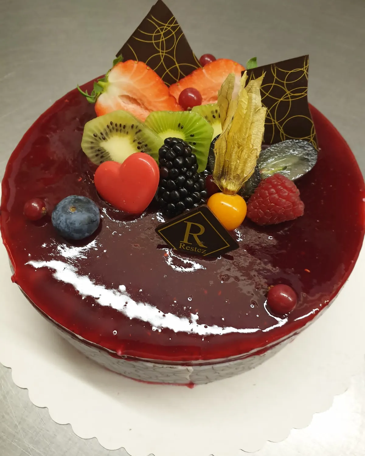 Fruchttorte mit roter Spiegelglasur, Beeren und Kiwi